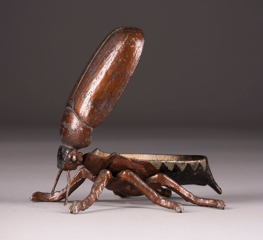 WIENER BILDPLASTIKER | HIRSCHKÄFER: WIENER BILDPLASTIKER Tätig im 20. Jh. HIRSCHKÄFER Metallguss, polychrom gefasst. H. 5, B. 13,5, T. 10 cm, Gew. ca 0,3kg. Innen nummeriert '958'. Part. Verlust der Patina und ber,