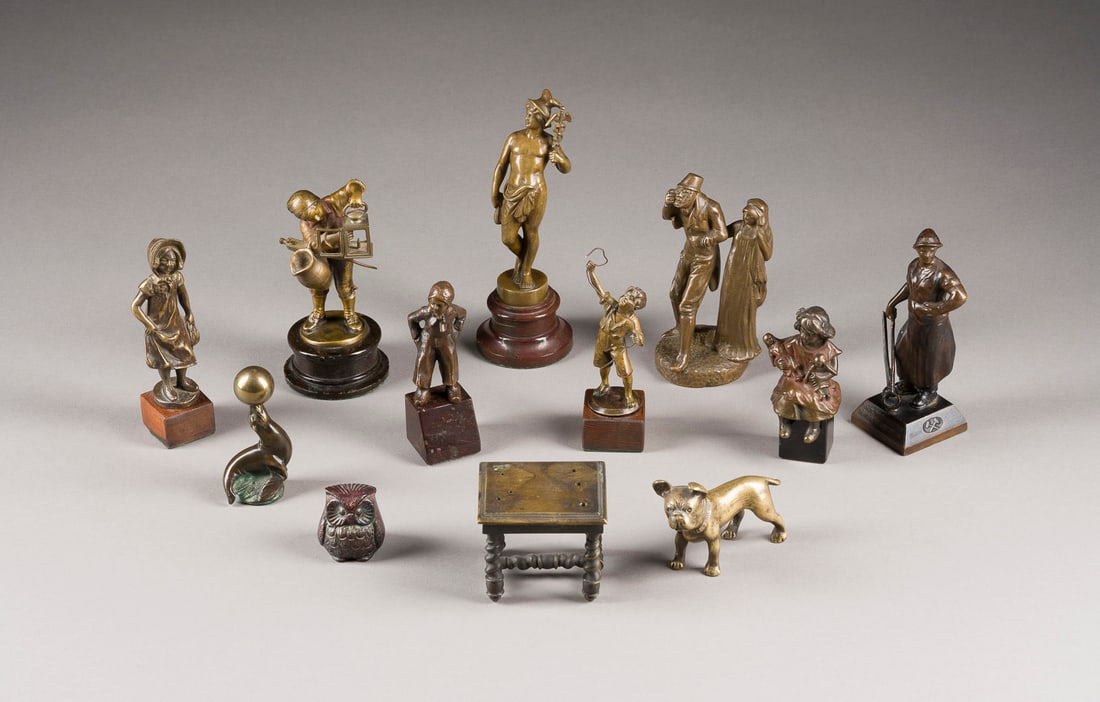 DIVERSE BILDPLASTIKER | KONVOLUT VON 12 KLEINFIGURIGEN BRON: DIVERSE BILDPLASTIKER Tätig im 19./ 20. Jh. KONVOLUT VON 12 KLEINFIGURIGEN BRONZEN Bronze, dunkel und hell patiniert, teilweise auf Sockeln. H. von 4 bis 14,5 cm. Unsigniert. Stehender Arbeiter,