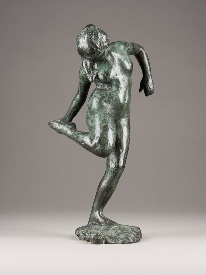 EDGAR DEGAS | TÄNZERIN: EDGAR DEGAS 1834 Paris - 1917 ebenda (nach) TÄNZERIN 1987 Bronze, dunkel patiniert. H. 45,5, B. 22, T. 18 cm, Gew. ca. 5,57kg. Auf der Plinthe bezeichnet 'Degas' und rückseitig nummeriert '167/750',