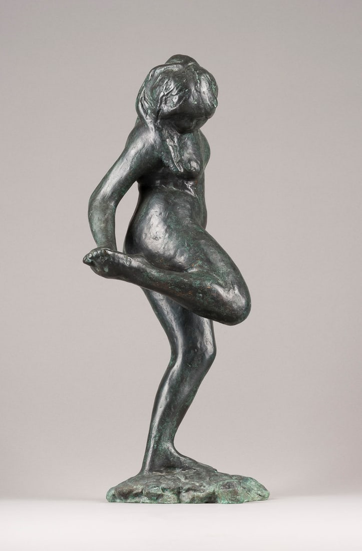 EDGAR DEGAS | TÄNZERIN: EDGAR DEGAS 1834 Paris - 1917 ebenda (nach) TÄNZERIN 1987 Bronze, dunkel patiniert. H. 4, B. 22, T. 18 cm, Gew. ca. 5kg. Auf der Plinthe bezeichnet 'Degas' und rückseitig nummeriert '274/750', 'Guss