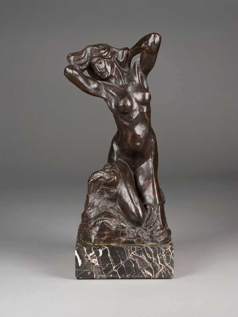 AUGUSTE RODIN | 'BAIGNEUSE' (AUCH 'TOILETTE DE VENUS'): AUGUSTE RODIN 1840 Paris - 1917 Meudon (nach) 'BAIGNEUSE' (AUCH 'TOILETTE DE VENUS') Bronze, dunkel patiniert, auf einem quadratischem Marmorsockel (H. 6 cm). Ges.-H. 44,5, B. 18, T. 18 cm, Gew. ca. 1