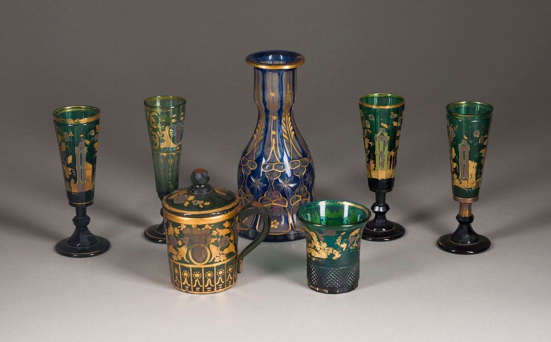 | SAMMLUNG VON VIER FLOeTEN, EINEM BECHER, EINER DECKELTASSE SOWIE EINER KARAFFE: A COLLECTION OF FOUR GLASS FLUTES, BEAKER, LIDDED CUP AND DECANTER Russian, a.o. St. Petersburg, Imperial Glass Factory, 19th century Green/colourless with blue colouring glass, facetted, cut-decorate