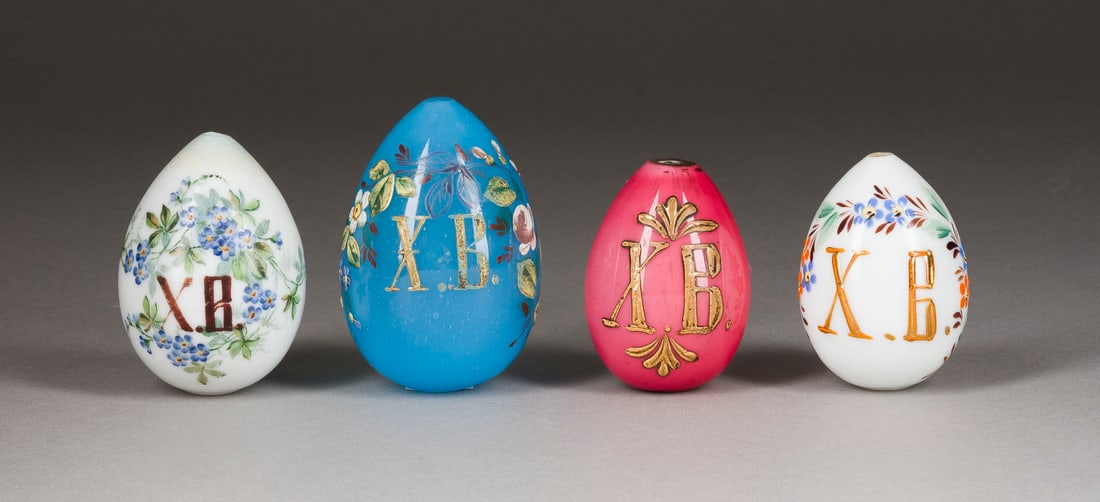 | SAMMLUNG VON VIER OSTEREIER: A COLLECTION OF FOUR EASTER EGGS Russian, around 1900 Pocelain/blue glass, painted. 6.5-8.5 cm high.SAMMLUNG VON VIER OSTEREIER Russland, um 1900 Porzellan/blaues Glas, polychrome Bemalung. H.