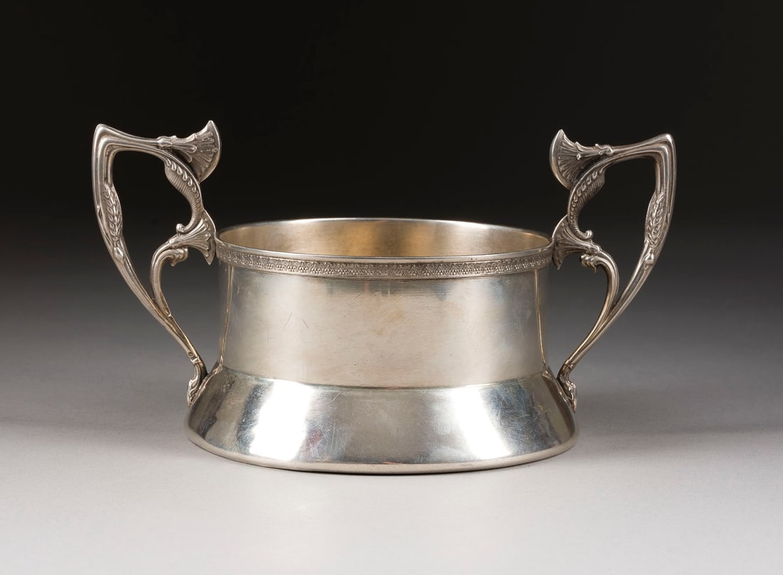| GROSSE JUGENDSTIL-DOPPELHENKEL-SCHALE: A LARGE HANDLED SILVER BOWL Russian, Moscow, 13th Artel, 1908-1917 Of circular form. Flanked by two scroll handles sed and engraved in the Art Nouveau style. Marked with assayer's mark, 84 standard