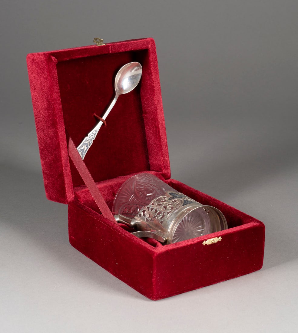 | PAAR NIELLO-TEEGLASHALTER IM ORIGINALETUI: A PAIR OF SILVER AND NIELLO TEA GLASS HOLDERS IN ORIGINAL CASE Soviet Union, 2nd half of the 20th century Silver, niello. Marked with assayer's mark, 875 standard and master's mark. 11.1 cm high,