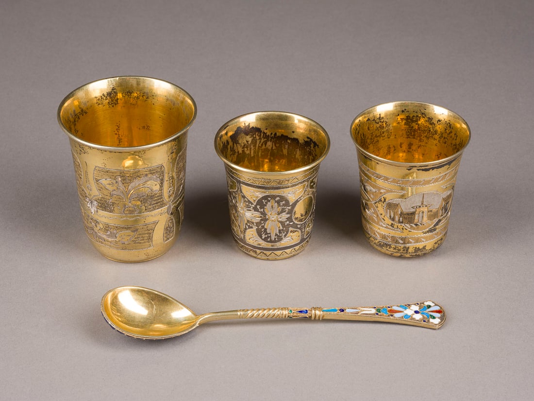 | CLOISONNE-EMAIL-LOeFFEL UND DREI BECHER: A SILVER-GILT AND CLOISONNE ENAMEL SPOON AND THREE SILVER-GILT BEAKERS Russian, Moscow, 1870-1873 / Moscow, Igor Samotchin, 1908-1917 Fully marked with city hallmark, assayer's marks, 84 standard and