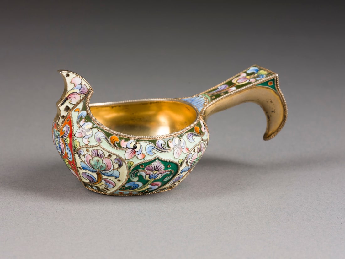 | GROSSER CLOISONNE-EMAIL-KOWSCH: A LARGE SILVER-GILT AND CLOISONNE ENAMEL KOVSH Russian, Moscow, 6th Artel, 1908-1917 Of traditional form, with stylized varicolour floral and foliate scrolls on green and pale green ground, with