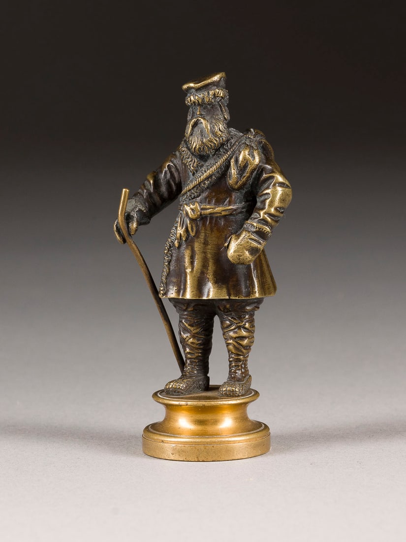 | SIEGEL IN FORM EINES RUSSISCHEN BAUERNS: A BRONZE SEAL IN THE FORM OF A RUSSIAN PEASANT Russian, 19th century Naturalistically modelled. 7.5 cm high.SIEGEL IN FORM EINES RUSSISCHEN BAUERNS Russland, 19. Jh. Bronze, vollplastisch gegossen und