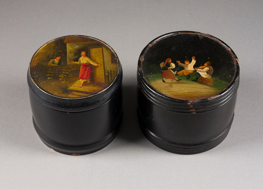 | ZWEI LACKDOSEN MIT BAeUERLICHEN SZENEN: TWO PAPIER-MACHE AND LACQUER BOXES DEPICTING RURAL SCENES Russian, Ostashkovo, Vishnyakov Factory, 1870-1872/1882-1885 Painted, of round form. Marked inside lid with firm´s medallions. Partially