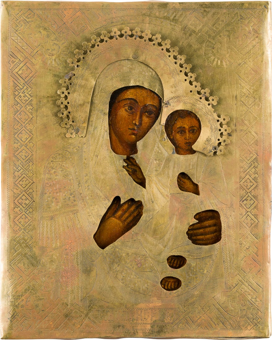 | KLEINE IKONE MIT DER GOTTESMUTTER VON SMOLENSK (SMOLENSKAJA) MIT OKLAD: A SMALL ICON SHOWING THE SMOLENSKAYA MOTHER OF GOD WITH OKLAD Russian, 19th/20th century Oil on wood panel with velvet backing. The brass oklad engraved with geometric pattern. Restorations. 22 x 17.4