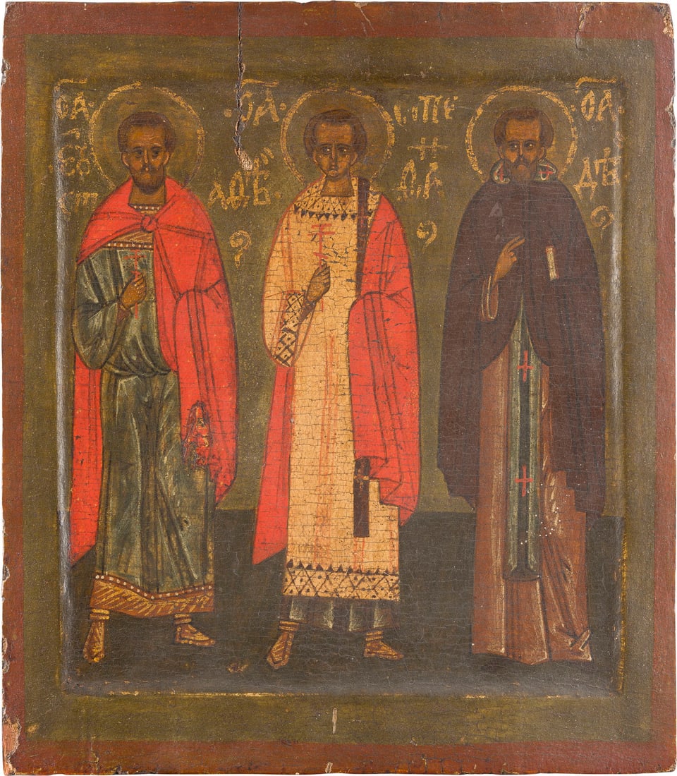 | SEHR FEINE IKONE MIT DEN HEILIGEN EUSTATHIOS, STEPHANUS UND EINEM MOeNCHSHEILIGEN: A VERY FINE ICON SHOWING THREE SAINTS: ST. EUSTATHIUS, ST. STEPHEN AND A SAINT IN MONKISH ATTIRE Russland, 16. Jh. Russian, 16th century Einzeltafel mit einer Rueckseiten-Querleiste. Kowtscheg, Eitemp