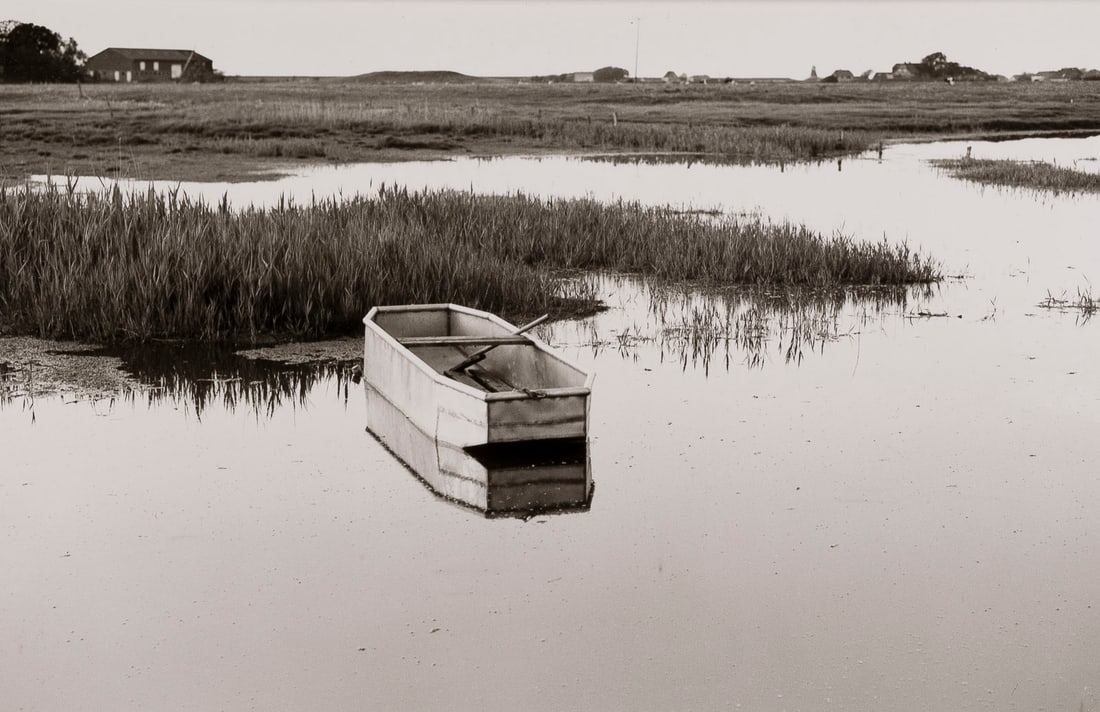ULRICH MACK | BOOT AUF PELLWORM: ULRICH MACK 1934 Glasehausen, Heiligenstadt - 2024 Hamburg BOAT ON PELLWORM Dye-Transfer-Print on Agfa-paper. Passe-partout 34.8 x 44.8 cm. Sheet size 30.6 x 40.4 cm. Print size 18,1 x 26,2 cm. Signed
