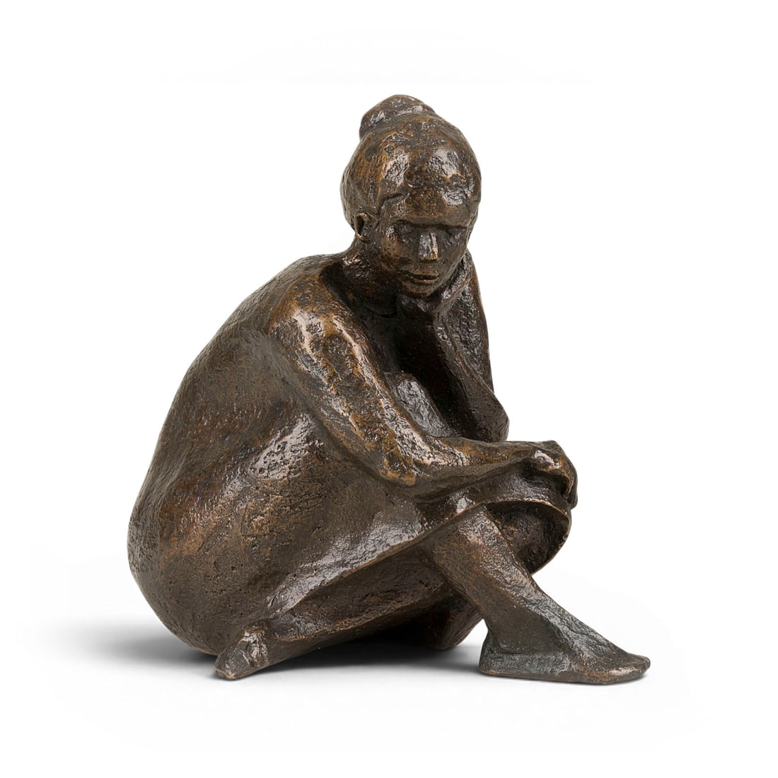 ELSE GIESBERG | SITZENDE: ELSE GIESBERG Cologne 1925 - 2008 SEATED WOMAN Bronze, darkbrown patinated. 14.5 x 15 x 10 cm. 1.3 kg. Signed on the verso 'Giesberg' as well as numbered '13/30'. Provenance: Private collection, Rhine