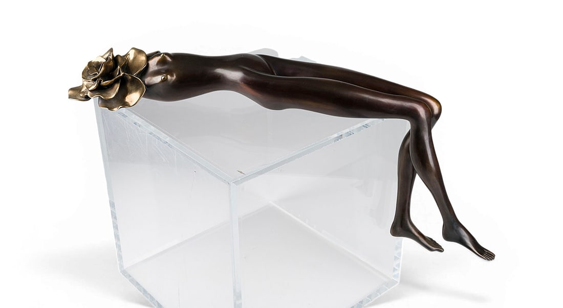 BRUNO BRUNI | 'FEMME AUX ROSES': BRUNO BRUNI 1935 Gradara bei Pesaro (Italy) - lives and works in Hamburg 'FEMME AUX ROSES' Bronze, partly darkbrown patinated, partly polished. 35 x 74 x 16 cm. 11.2 kg. With artists signet 'BrunoBrun