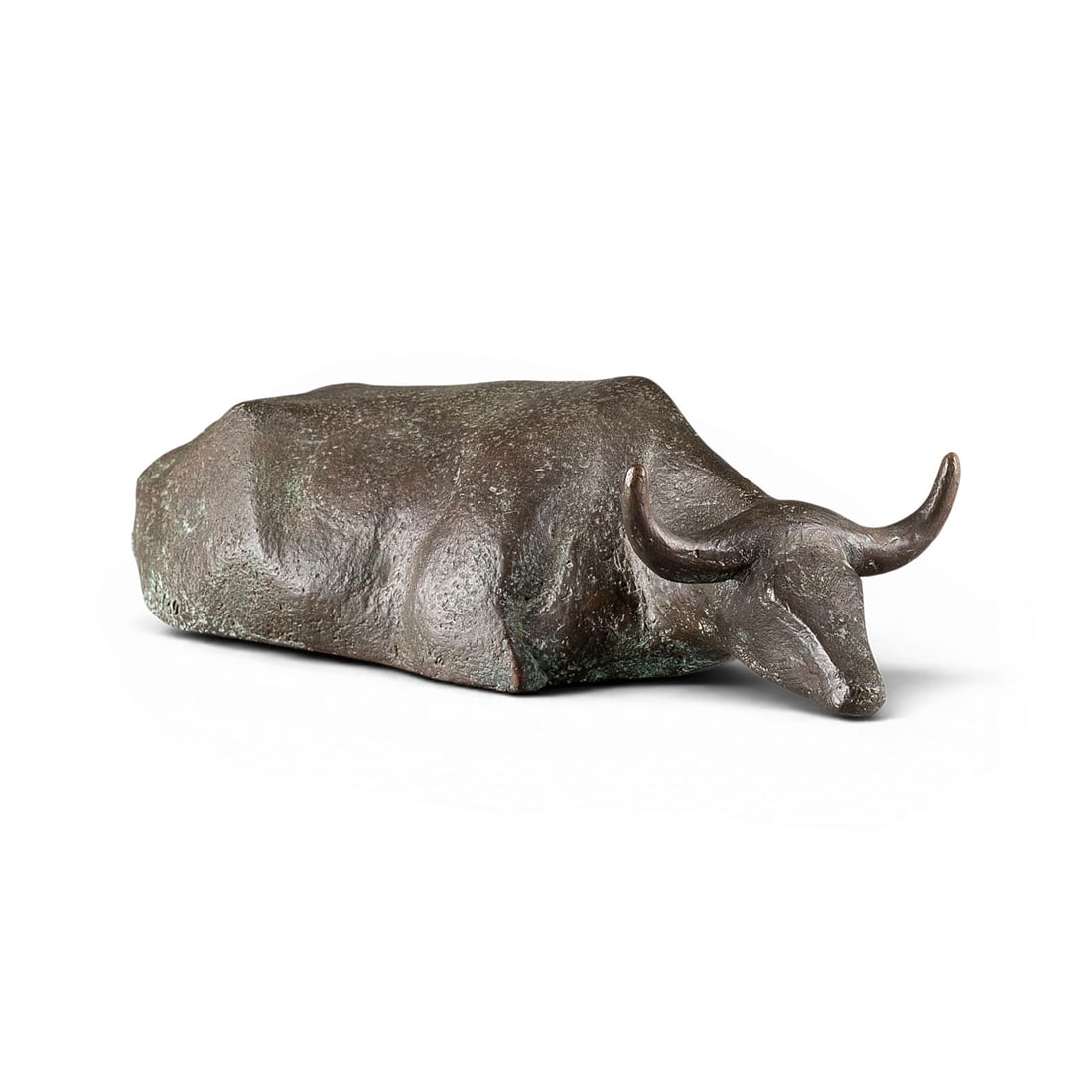 ULLE KRASS | LIEGENDER OCHSE (1990): ULLE KRASS 1958 Coesfeld/Westfalen - lives and works in Moenchengladbach RECLINING OX (1990) Bronze, dark brown patinated. 8 x 32 x 15 cm. 2.9 kg. Monogr. 'K', dated '90' and numbered '4/30' at the si
