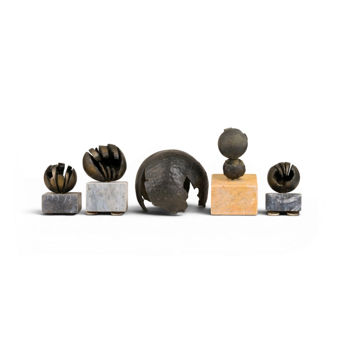 MODERNER BILDPLASTIKER | KONVOLUT MIT 5 BRONZEN: MODERN SCULPTOR active 2nd H. 20th century COLLECTION WITH 5 BRONZES Bronze, dark brown patina, part. on stone base. Various sizes, H 21 / 18 / 18 / 13 / 12 cm, total weight 15,02 kg. Probably unsigne
