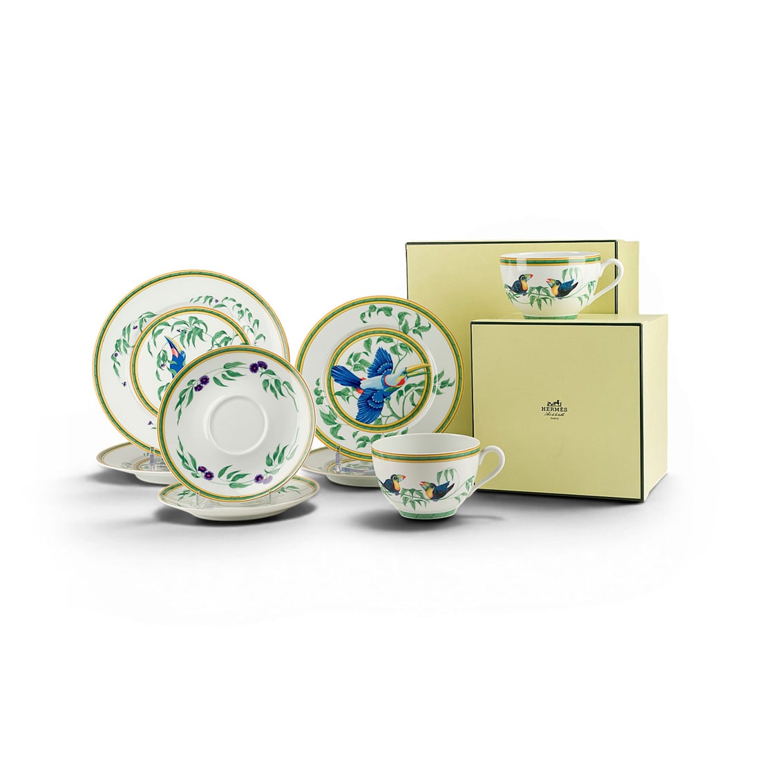 ATELIER HERMES | 8-TEILIGES 'HERMES TOUCANS' PORZELLAN: ATELIER HERMES France 8-PIECE 'HERMES TOUCANS' PORCELAIN SET Hermes, Paris, designed in 1986 White porcelain, polychrome overglaze decoration. H. 8 cm (cup), D. 25 / 22 cm ( plate) D. 18,5 cm (saucer)