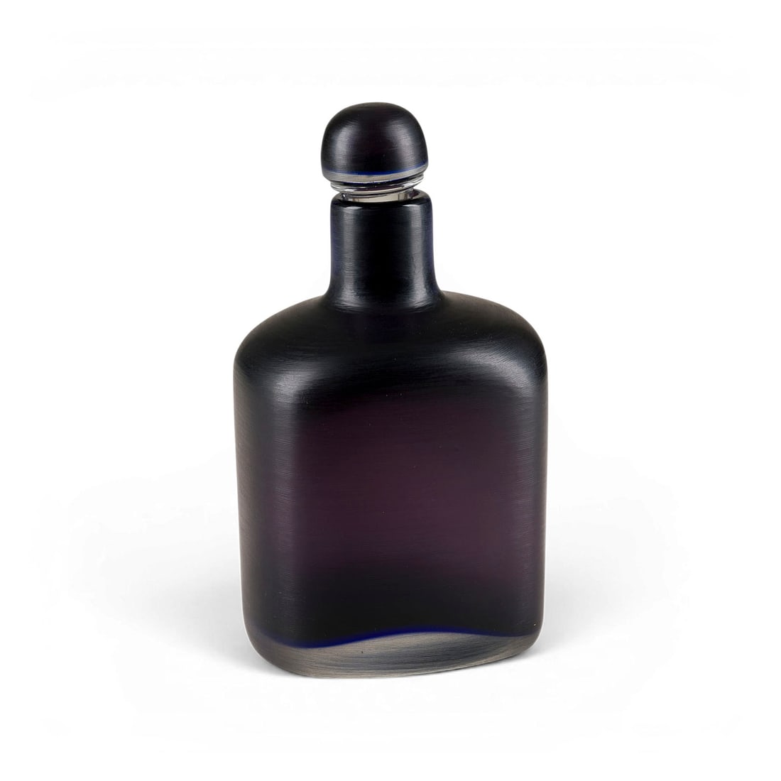 PAOLO VENINI | FLASCHE 'INCISO VELATO' MIT STOPFEN: PAOLO VENINI 1895 Milan- 1959 Venice 'INCISO VELATO' BOTTLE WITH STOPPER Italy, Venini &Co., edition of 1983 Blue-violet glass, fcolourless overlay, matt cut decoration. H. 19,5 cm, W. 11 cm, D. 9 cm.