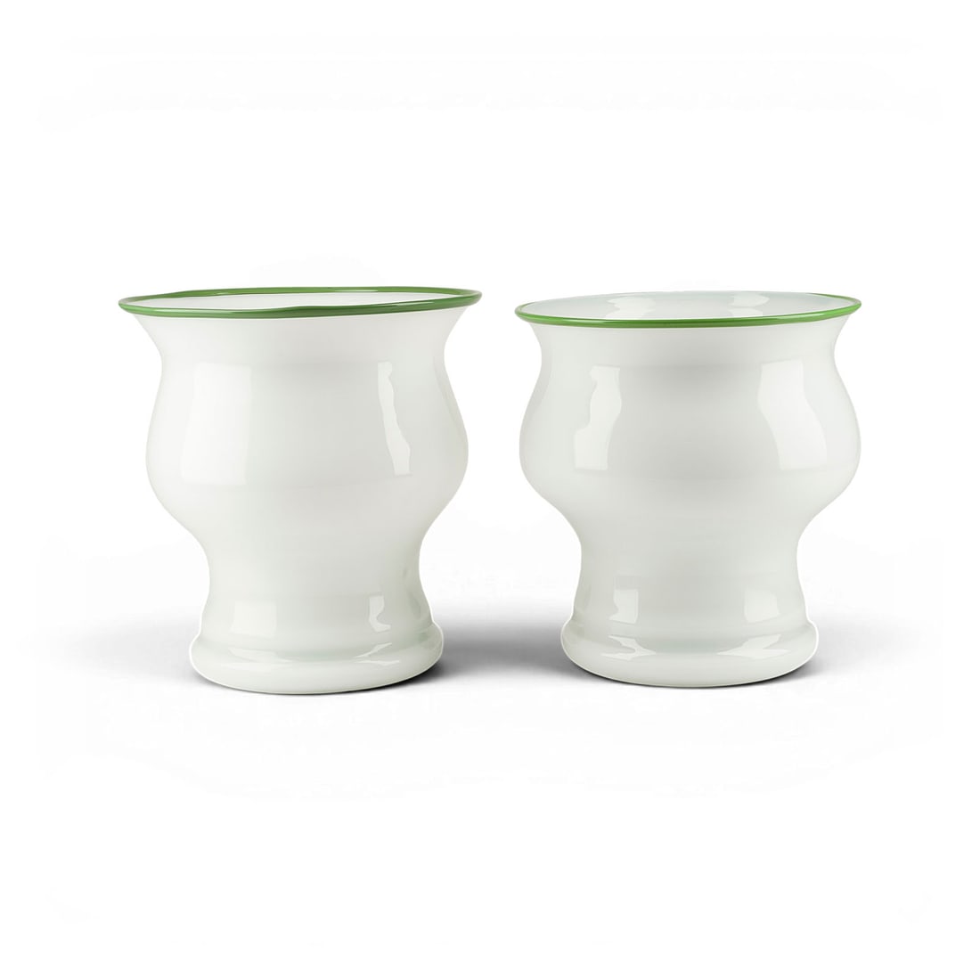 BIRGITTA CARLSSON & OVE THORSSEN | PAAR 'CACHEPOT' VASEN: BIRGITTA CARLSSON & OVE THORSSEN Sweden PAIR OF 'CACHEPOT' VASES Italy, Venini & C., designed c. 1975 colourless glass, white overlay, applied olive-green filament. H. 28,5 cm, D. 27 cm. Each marked u