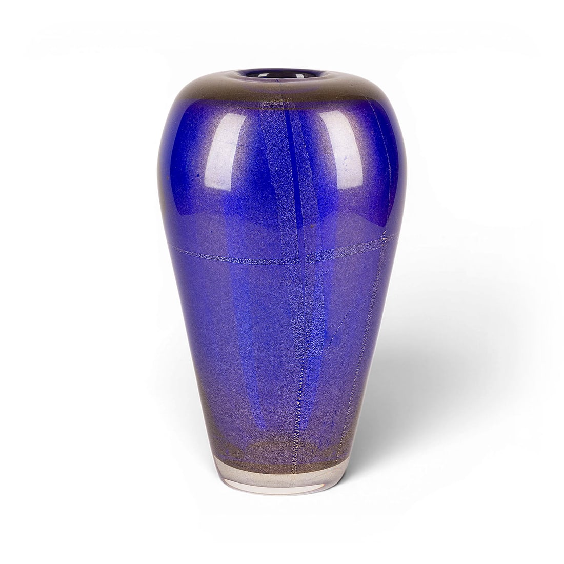 LAURA DIAZ DE SANTILLANA | VASE 'ORO SOMMERSO': LAURA DIAZ DE SANTILLANA 1955 Venice LARGE 'ORO SOMMERSO' VASE Murano, Venini & C., ed. 2000 Cobalt blue glass, strong colourless overlay, gold leafs in the intermediate layer. H. 34,5 cm D. 21 cm. Si