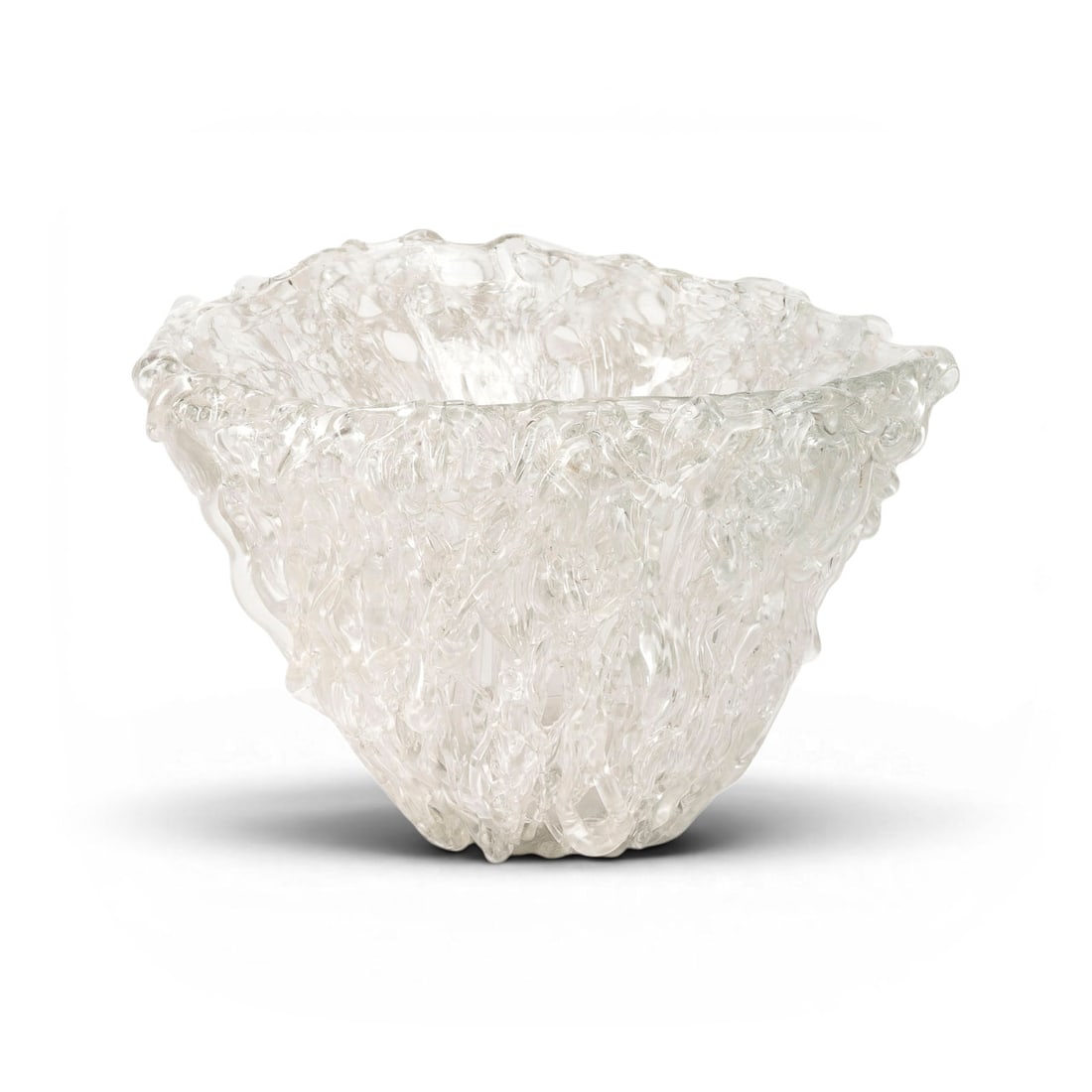 MIHAI TOPESCU | GROSSE SCHALE: MIHAI TOPESCU 1956 Ticleni, Romania LARGE BOWL Romania, Targo- Jiu, c. 1990 Colourless glass, the wall is spun with numerous threads and droplets.H. max. 26 cm, W. 39 cm, D. 35 cm. Light signs of use.