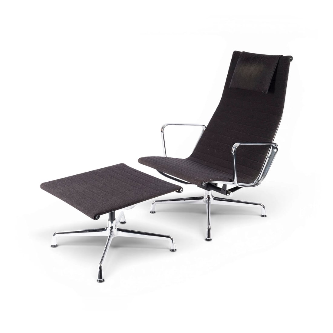 CHARLES UND RAY EAMES | ALUMINIUM LOUNGE CHAIR 'EA 124' MIT HOCKER 'EA 125' (1 of 2)