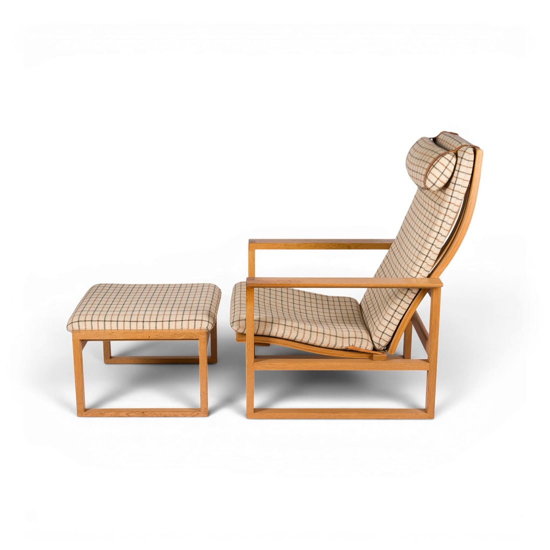 BORGE MOGENSEN | SESSEL MODELL '2254' UND HOCKER '2248': BORGE MOGENSEN 1914 Aalborg - 1972 Gentofte HIGH-BACK ARMCHAIR '2254' AND FOOTSTOOL '2248' Denmark, Fredericia Stolefabrik, design of 1956 Oak, leather straps, webbing, upholstered cushions with fabri