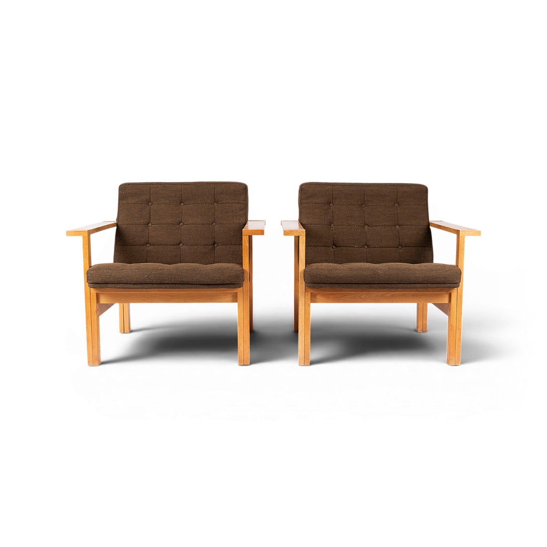 OLE GJERLOV-KNUDSEN & TORBEN LIND | PAAR SESSEL 'MODULINE': OLE GJERLOV-KNUDSEN & TORBEN LIND Denmark PAIR OF 'MODULINE' ARMCHAIRS Denmark, France & S?n, designed 1962, ed. after 1965 Oak frame, upholstered with brown, original 'Hallingdal' fabric. H. 70 cm, W