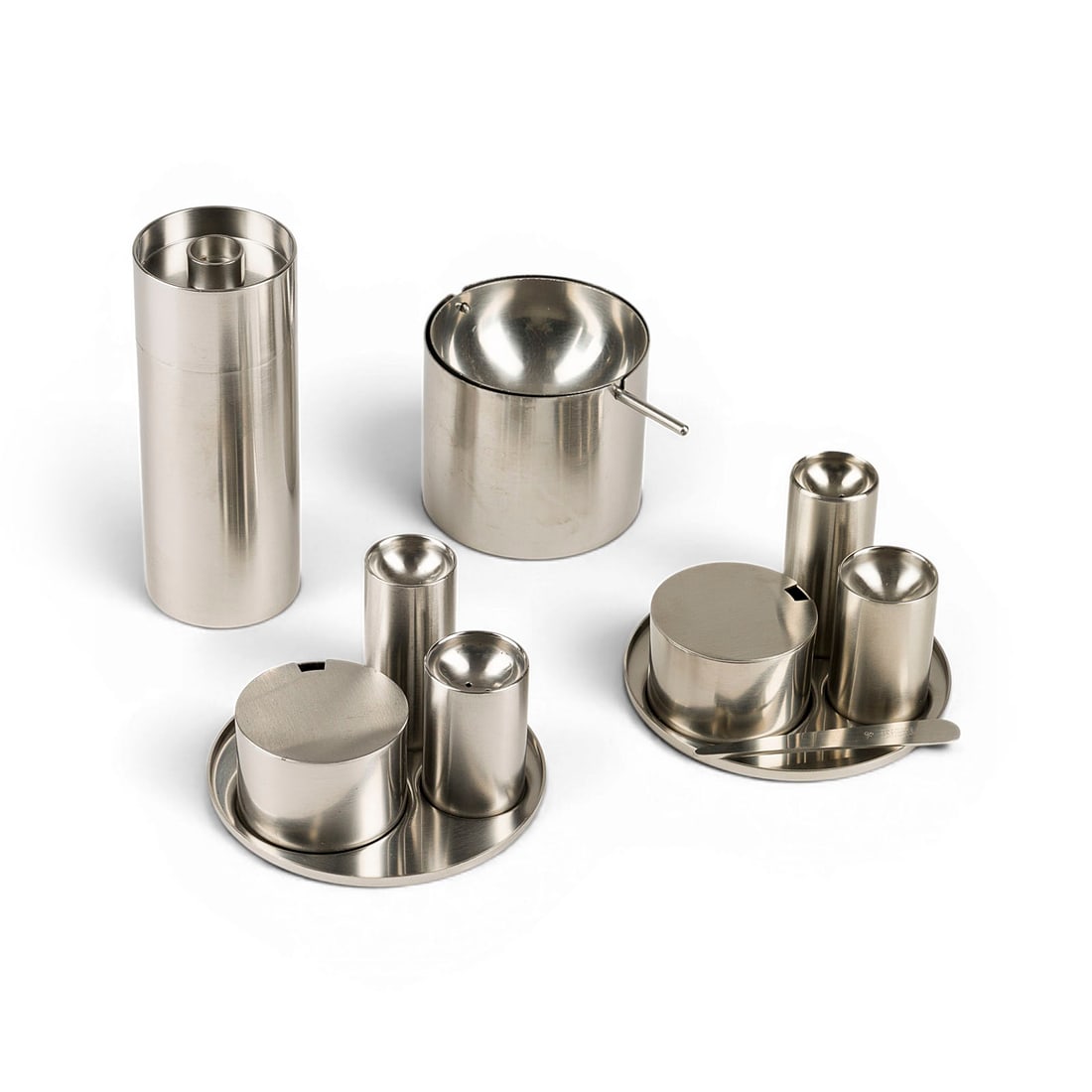 ARNE JACOBSEN | SIEBEN TEILE 'CYLINDA LINE': ARNE JACOBSEN 1902 Copenhagen - 1971 ibid. SEVEN PIECES 'CYLINDA LINE' Denmark, Stelton, designed 1967 Stainless steel. H. 13 cm (pepper mill) D. max. 10 cm (menage). Some marked 'stelton STAINLESS 18