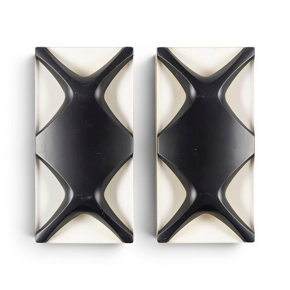KLAUS HARTMUT LINK | PAAR 'OYSTER' WANDLEUCHTEN: KLAUS HARTMUT LINK 1937 Hannover - 2023 Luedenscheid PAIR OF 'OYSTER' WALL LAMPS Germany, Heinz Neuhaus Leuchten, designed around 1970 Black and white lacquered metal, each double-light electrified. H