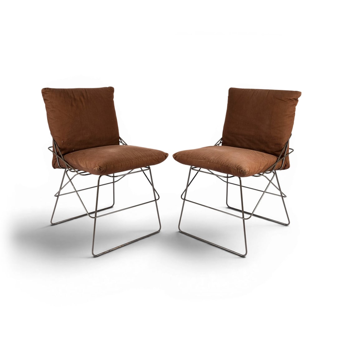 ENZO MARI | PAAR STUEHLE 'SOF SOF': ENZO MARI 1932 Novara - 2020 Milan PAIR OF 'SOF SOF' CHAIRS Italy, Driade, designed in 1971 Brown lacquered steel wire, upholstered cushions w. fabric cover .H. 81 cm, W. 45 cm, D. 62 cm. Signs of wea