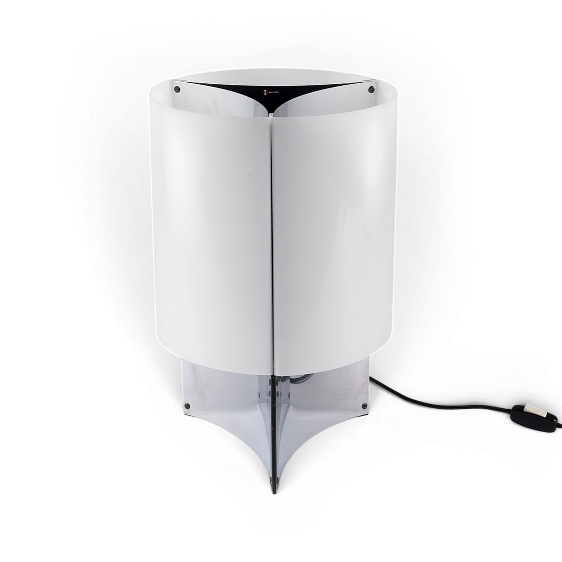 MASSIMO VIGNELLI | TISCHLEUCHTE MODELL '526 / P': MASSIMO VIGNELLI 1931 Milan - 2014 New York A MODEL '526 / P' TABLE LAMP Italy, Arteluce, designed in 1965 Chrome-plated metal, white plastic, 3-light electrified. H. approx. 46 cm, D. 30 cm. Marked '