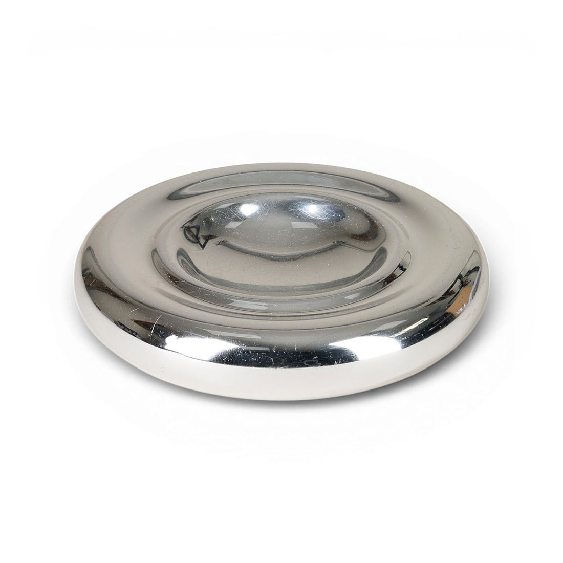 INGO MAURER | SCHALE 'ASCHER': INGO MAURER 1932 Reichenau - 2019 Munich BOWL 'ASCHER' Germany, Design M, design of 1970 Anodized aluminium. H. 4 cm, D. 22 cm. Traces of use and scratch marks. Literature: Bauer, Helmut, INGO MAURER 
