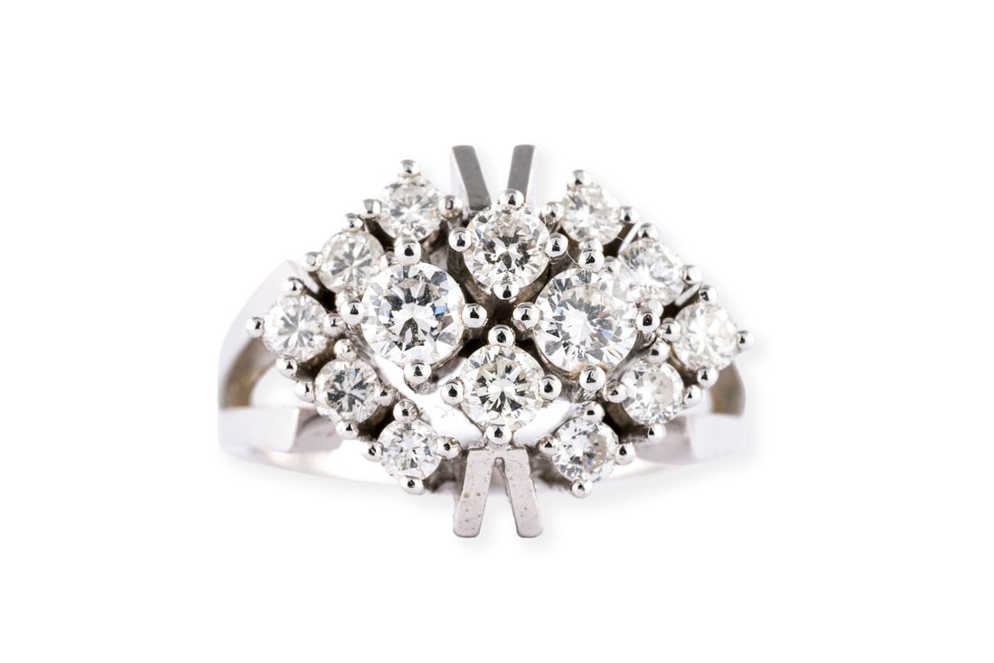 RAUTENFOERMIGER BRILLANT RING: RAUTENFOERMIGER BRILLANT RING WG 585. Ringmass: ca. 54. Ringkopfmasse: ca. 18,4 x 14,5 mm. Ges.-Gew.: ca. 7,9 g. Ring, besetzt mit Brillanten zus. ca. 1.30 ct. F-G/VVS-P.