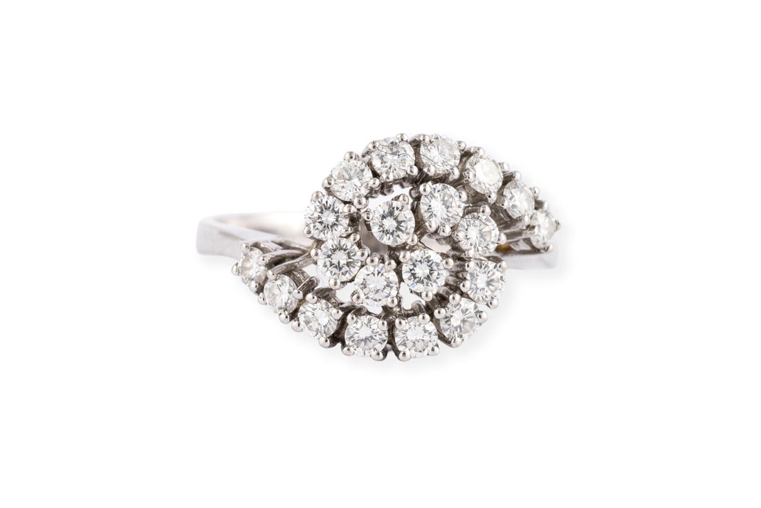 SPIRALFOERMIGER BRILLANT RING: SPIRALFOERMIGER BRILLANT RING WG 585. Ringmass: ca. 56. Ringkopfmasse: ca. 12,3 x 18,7 mm. Ges.-Gew.: ca. 4,3 g. Spiralfoermiger Ring, besetzt mit Brillanten zus. ca. 1.00 ct. F-G/VVS-VS.