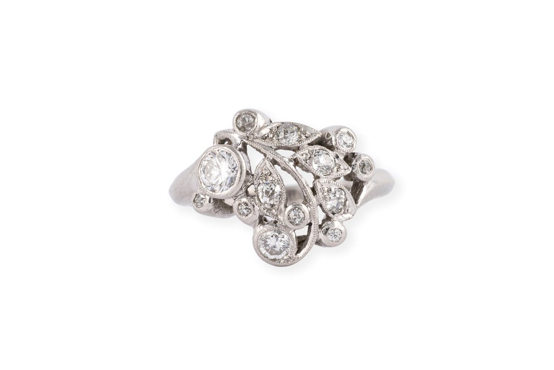 FLORALER DIAMANT RING: FLORALER DIAMANT RING PT. Ringmass: ca. 49. Ringbreite: ca. 12,7 mm. Ges.-Gew.: ca. 6,6 g. Ring, mit floralem Ringkopf, besetzt mit Diamanten im Brillant- und Altschliff zus. ca. 0.52 ct. F-G/VS-SI.