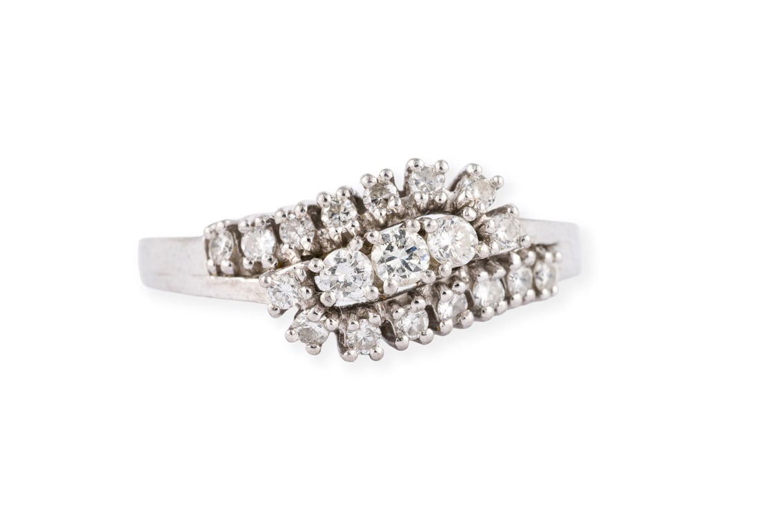 SCHWUNGVOLLER PLATINRING: SCHWUNGVOLLER PLATINRING PT 950. Ringmass: ca. 59. Ringbreite: ca. 8,4 mm. Ges.-Gew.: ca. 6,1 g. Ring, besetzt mit Brillanten zus. ca. 0.52 ct. F-G/VVS-SI.