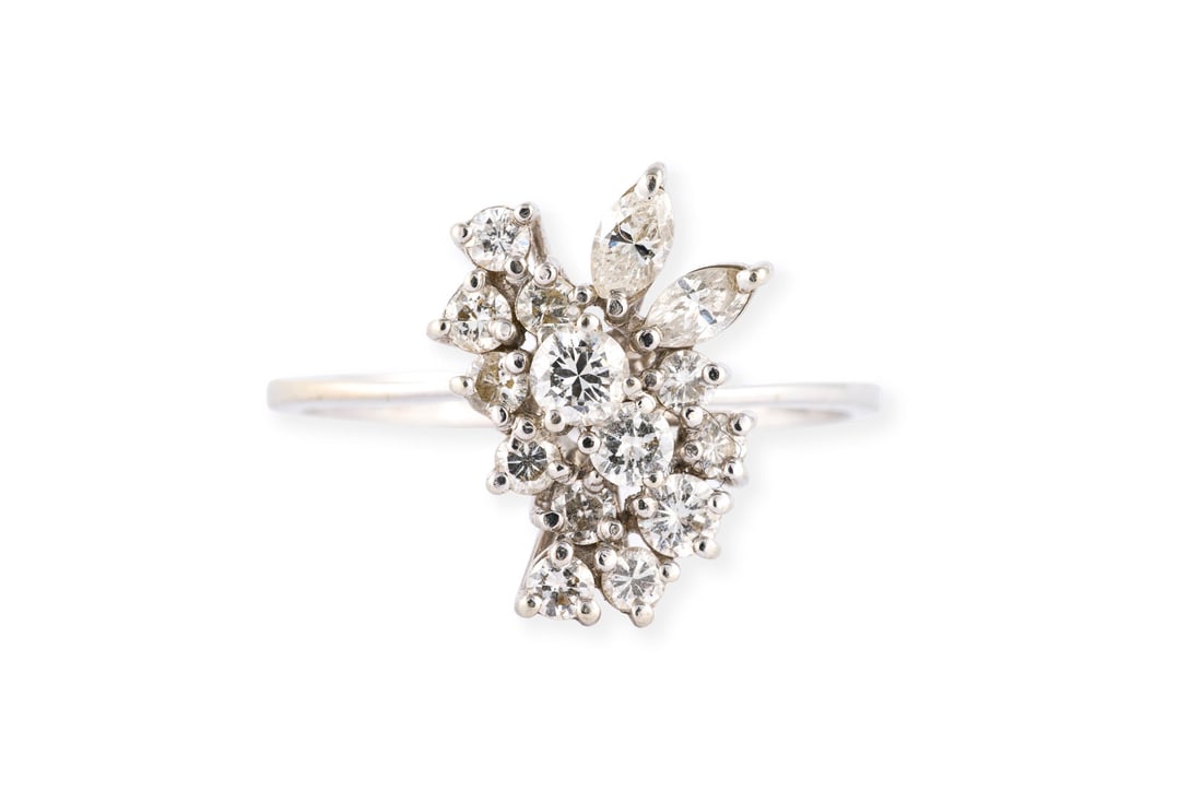 DIAMANT CLUSTER RING: DIAMANT CLUSTER RING WG 585 (getestet). Ringmass: ca. 56 Ringkopfmasse: ca. 16,3 x 12,4 mm. Ges.-Gew.: ca. 3,3 g. Ring, besetzt mit Diamanten im Navette- und Brillantschliff zus. ca. 0.80 ct.