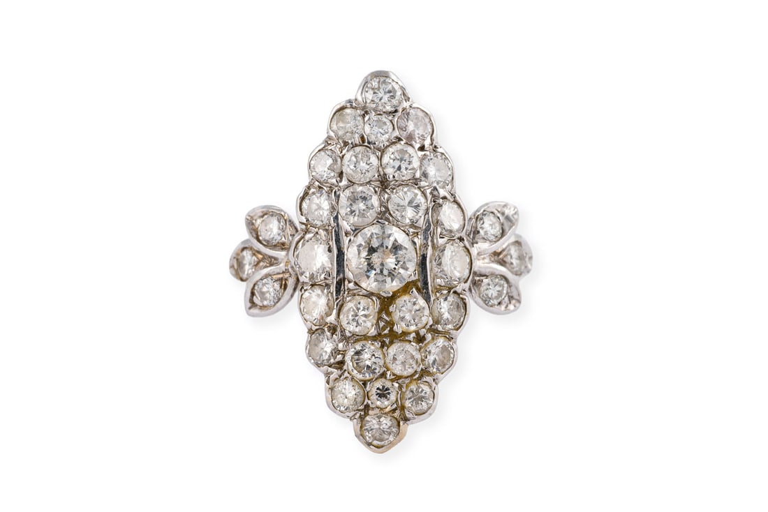 DIAMANT RING: DIAMANT RING WG 585. Ringmass: ca. 57. Ringkopfmasse: ca. 23,5 x 17,0 mm. Ges.-Gew.: ca. 4,8 g. Ring, besetzt mit reichlich Diamanten zus. ca. 2.20 ct. G-I/VS-P.
