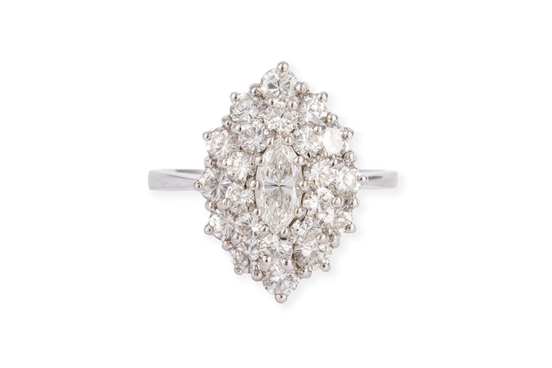 DIAMANT MARQUISE CLUSTER RING: DIAMANT MARQUISE CLUSTER RING WG 750. Ringmass: ca. 52. Ringkopfmasse: ca. 17,7 x 12,8 mm. Ges.-Gew.: ca. 4,3 g. Ring in Marquise-Form, besetzt mit Diamanten zus. ca. 1.86 ct. E-G/VVS-SI. Zentraler Di