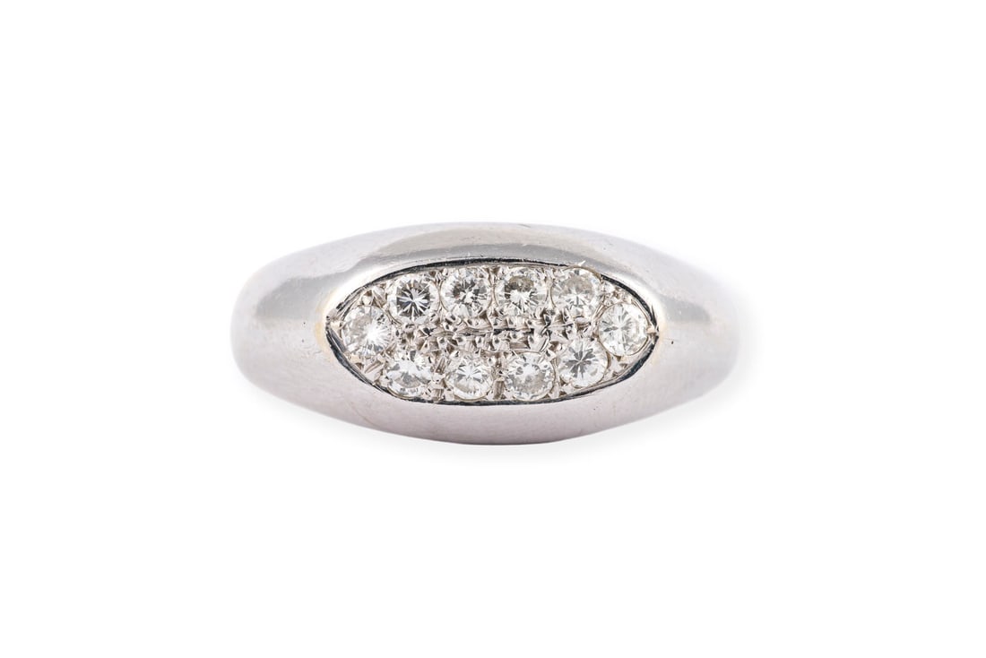 MODERNER BRILLANT RING: MODERNER BRILLANT RING WG 585. Ringmass: ca. 54. Ringbreite: ca. 8,8 mm. Ges.-Gew.: ca. 5,2 g. Ring, besetzt mit Brillanten zus. ca. 0.25 ct. F-G/VVS-VS.