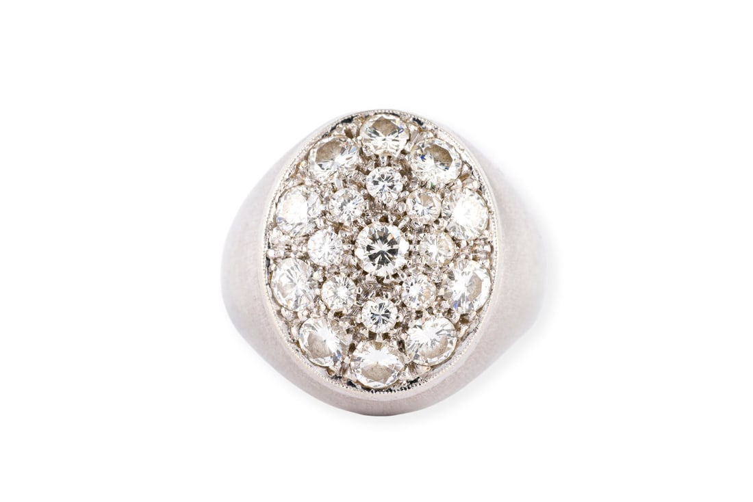 PAVE SIEGEL RING: PAVE SIEGEL RING WG 750 (getestet). Ringmass: ca. 52. Ringbreite: ca. 18,4 mm. Ges.-Gew.: ca.15,2 g. Siegelring mit mattierter Ringschiene, besetzt mit Brillanten zus. ca. 1.34 ct. H/VVS-SI.
