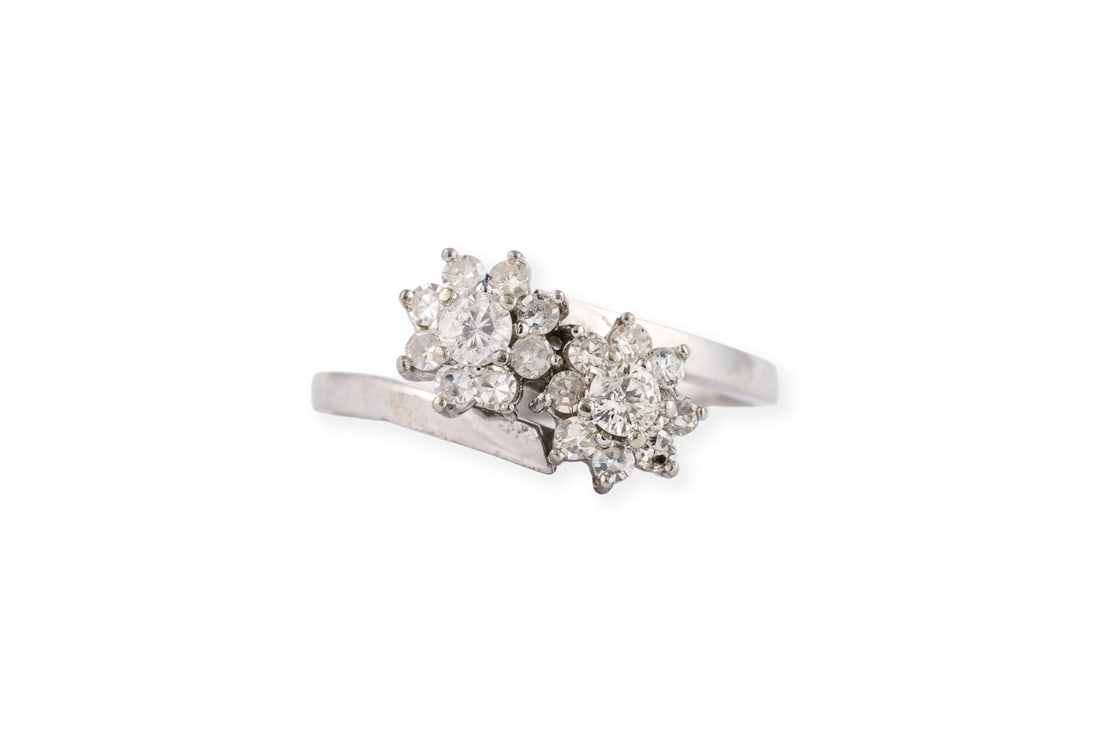 TOI ET MOI BLUETEN RING: TOI ET MOI BLUETEN RING WG 585. Ringmass: ca. 57. Ringkopfmasse: ca. 7,8 x 14,2 mm. Ges.-Gew.: ca. 2,9 g. Ring, mit Bluetenmotiven im Toi et Moi-Stil, besetzt mit Diamanten zus. ca. 0.62 ct. F-G/VS-P.