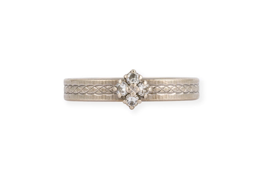 ZISELIERTER DIAMANT RING: ZISELIERTER DIAMANT RING WG 585. Ringmass: ca. 55. Ringbreite: ca. 3,3 mm. Ges.-Gew.: ca. 3,3 g. Bandring, mit einer ziselierten Ringschiene und vier in Rhomboidenform aufgesetzten Brillanten zus.