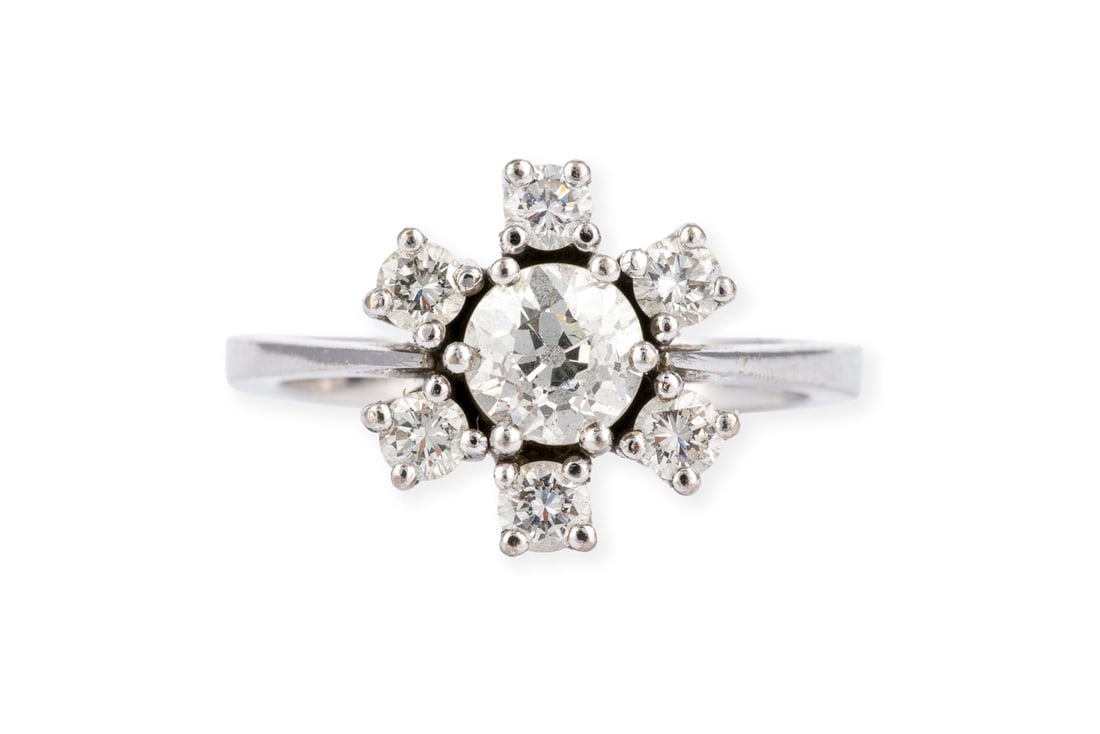 DAISY DIAMANT RING: DAISY DIAMANT RING WG 585. Ringmass: ca. 52. D.(Ringkopf): ca. 11,7 mm. Ges.-Gew.: ca. 6,0 g. Ring, besetzt mit Diamanten im Brillant- und Altschliff zus. ca. 1.12 ct. H/SI.