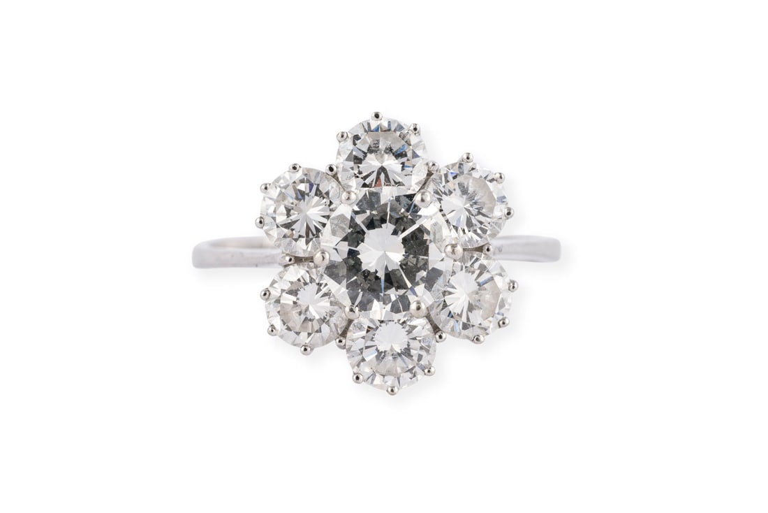 FANTASTISCHER DAISY BRILLANT RING: FANTASTISCHER DAISY BRILLANT RING WG 750. Ringmass: ca. 51,5. Ringkopfmasse: ca. 13,7 x 12,5 mm. Ges.-Gew.: ca. 3,7 g. Fantastischer Daisyring, besetzt mit Brillanten. Mittelstein: ca. 1.10 ct.