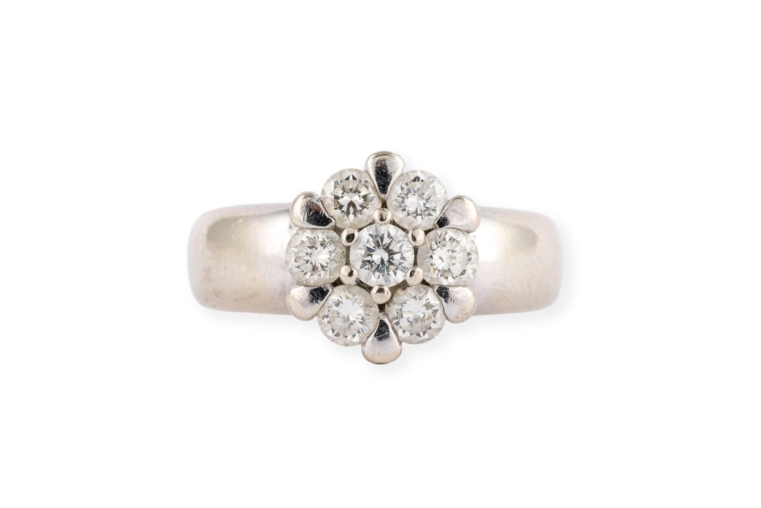 DAISY BRILLANT RING: DAISY BRILLANT RING WG 585. Ringmass: ca. 50. Ringbreite: ca. 11,6 mm. Ges.-Gew.: ca. 11,1 g. Ring, besetzt mit Brillanten zus. ca. 0.70 ct. G-H/VVS-SI.