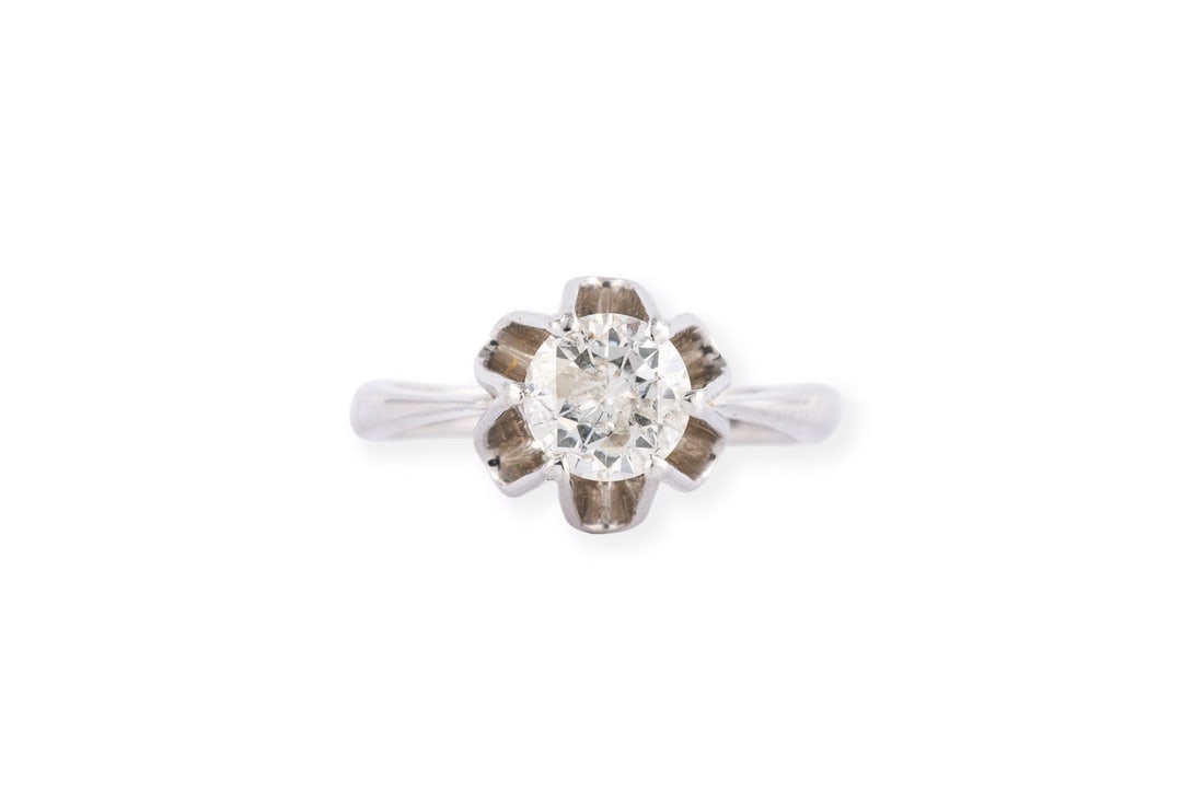 SOLITAER BRILLANT RING: SOLITAER BRILLANT RING WG 585. Ringmass: ca. 55. Ges.-Gew.: ca. 4,1 g. Ring, besetzt mit einem Brillanten von ca. 1.08 ct. G/P.