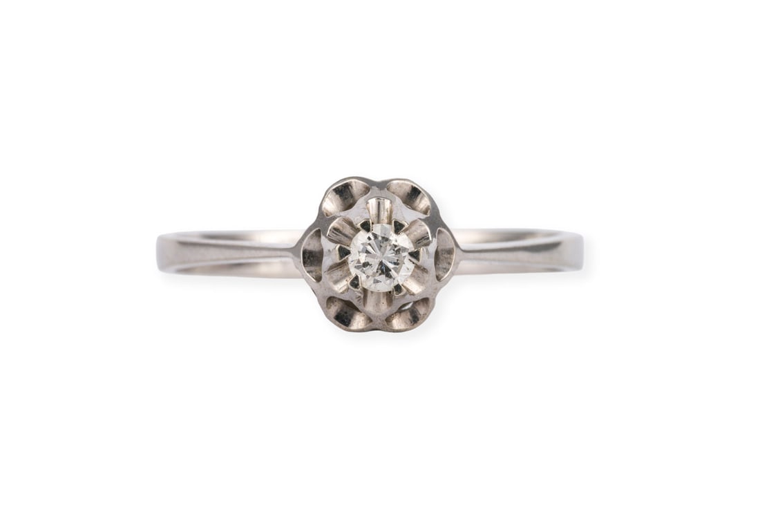 ZARTER SOLITAER RING: ZARTER SOLITAER RING WG 585. Ringmass: ca. 54,5. D.(Ringkopf): ca. 6,8 mm. Ges.-Gew.: ca. 1,7 g. Solitaerring, besetzt mit einem Brillanten von ca. 0.10 ct. G/SI.