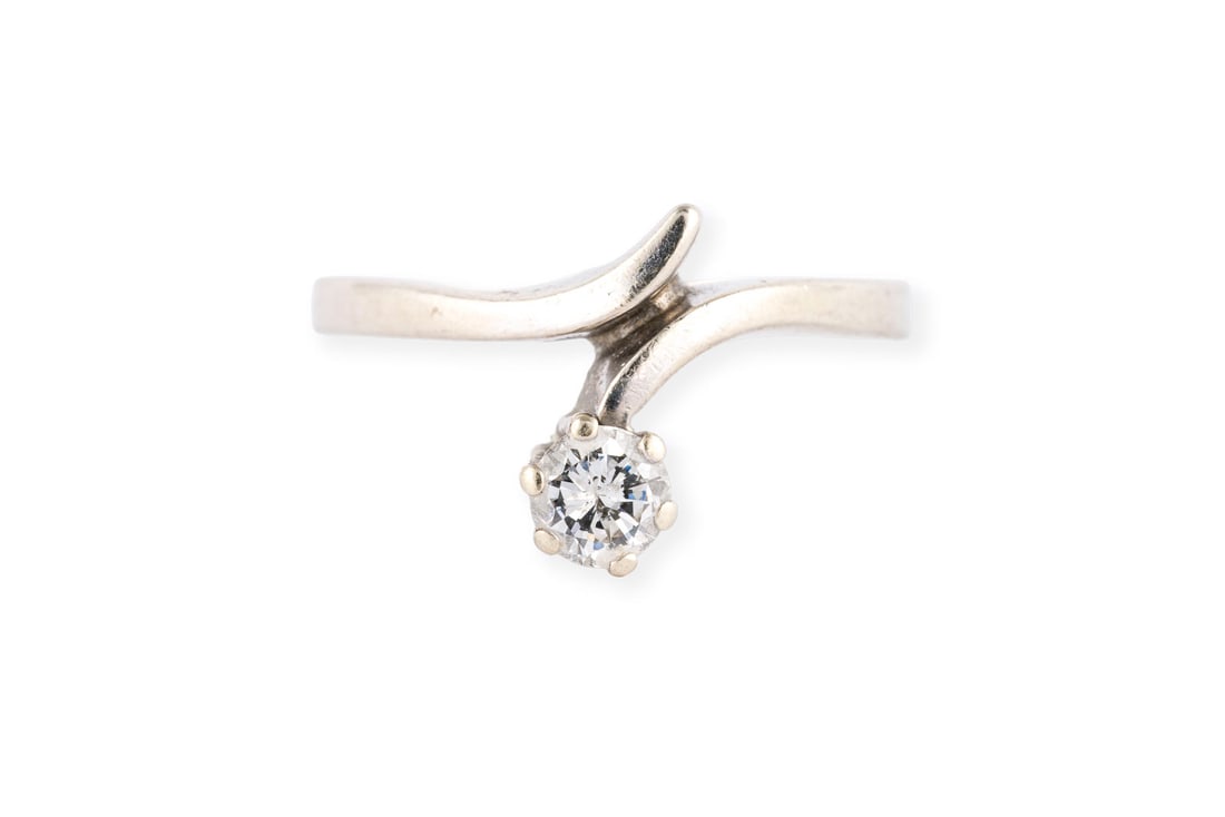 SOLITAER BRILLANT RING: SOLITAER BRILLANT RING WG 585. Ringmass: ca. 58. Ges.-Gew.: ca. 3,5 g. Solitaerring, besetzt mit einem Brillanten von ca. 0.39 ct. F/P.